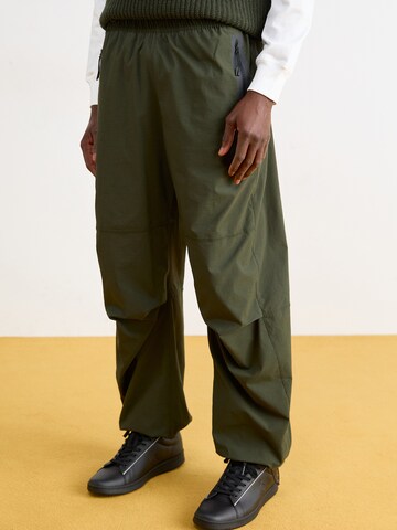 Nike Sportswear Baggy Pants 'Tech' in Green: front