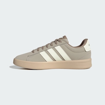 ADIDAS SPORTSWEAR - Sapatilhas baixas 'Grand Court 3.0' em castanho