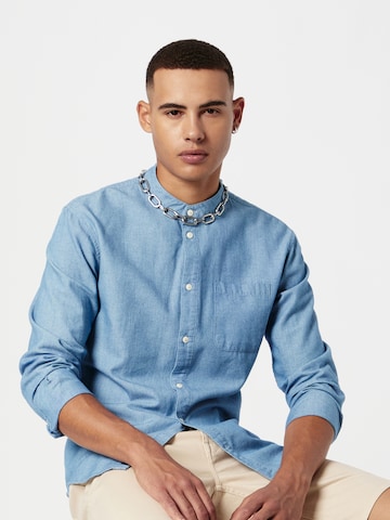 Coupe regular Chemise BLEND en bleu : devant