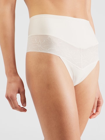 Tanga 'Comfort Contour' de la TRIUMPH pe bej: față