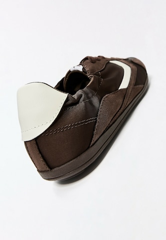 Bershka Sneakers laag in Bruin