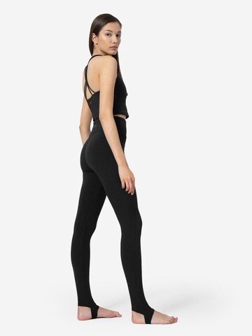 Sport top de la 4F pe negru