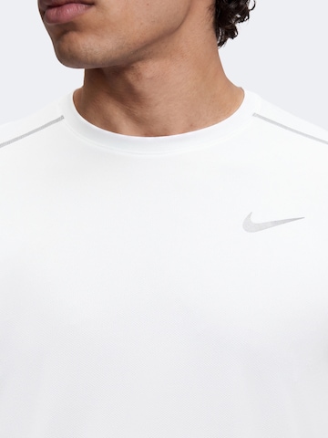 Tricou funcțional 'MILER' de la NIKE pe alb