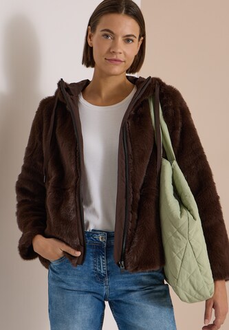 CECIL Fake Fur Jacke mit Softshelldetails in Braun: Vorderseite
