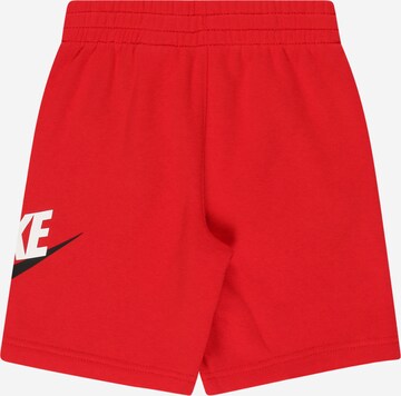 Nike Sportswear Štandardný strih Nohavice 'CLUB' - Červená