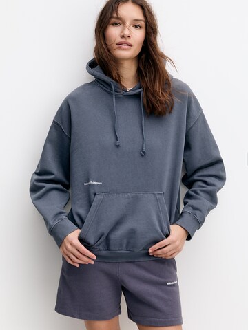 Pull&Bear Суичър в синьо