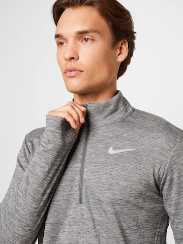 NIKE Funktionsshirt 'Pacer' in Grau