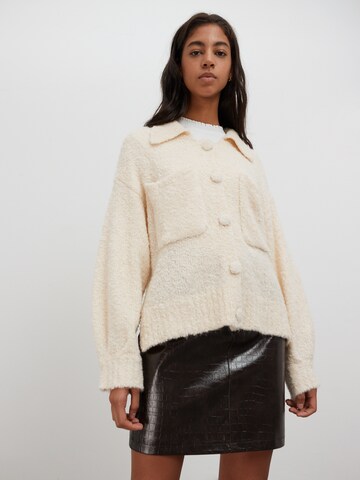 EDITED Strickjacke 'Sintje' in Beige: Vorderseite