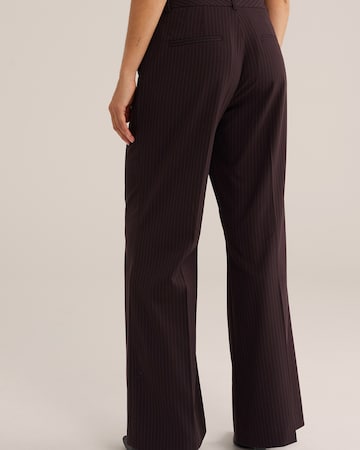 Wide leg Pantaloni cu dungă de la WE Fashion pe roșu