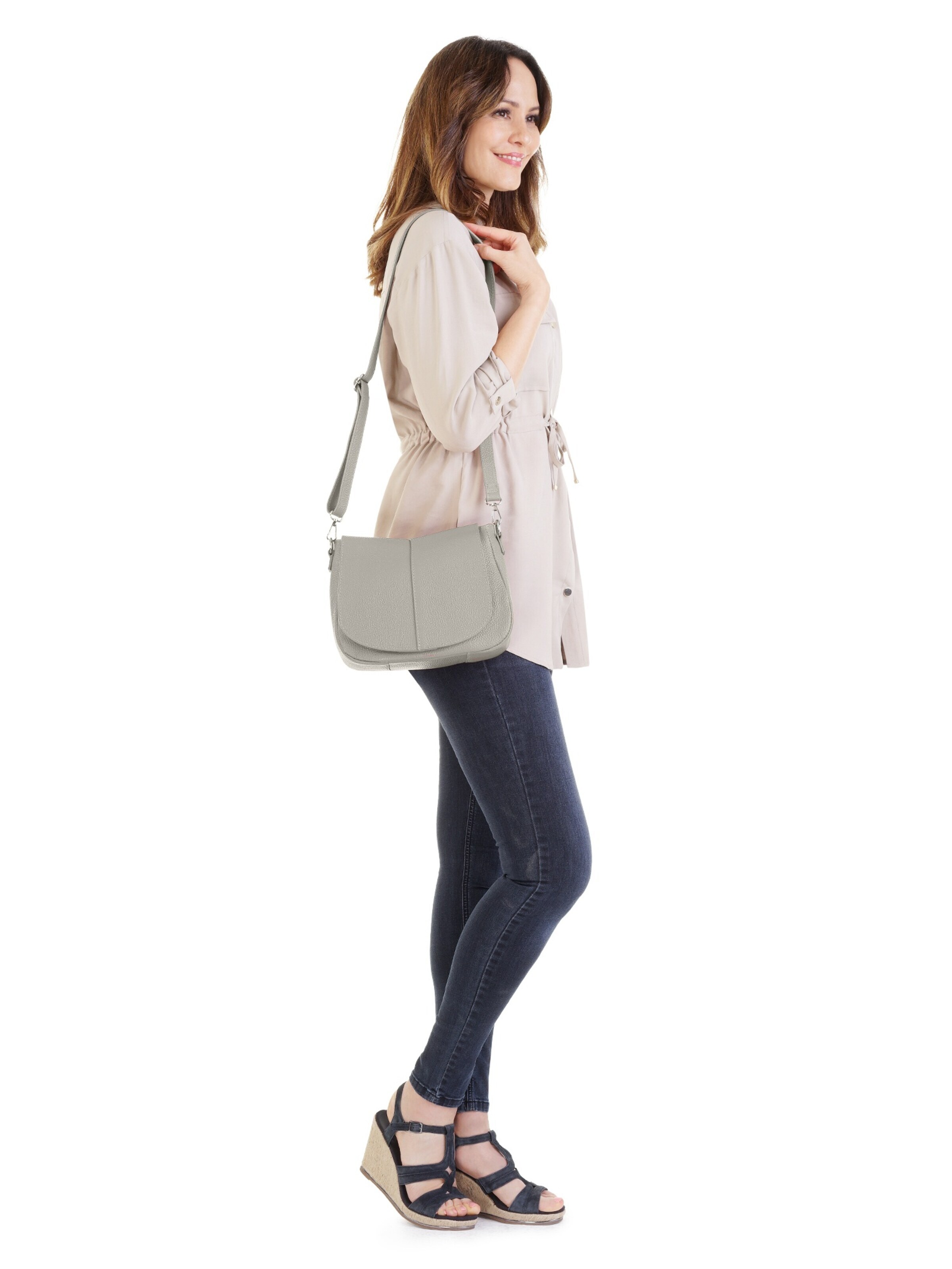 Cluty Crossbody Bag in Grey: front