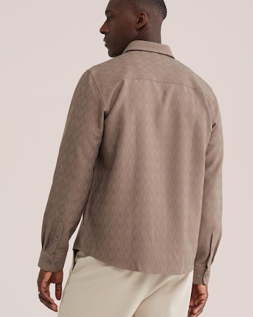 WE Fashion - Ajuste regular Camisa en marrón
