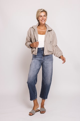 Zhrill Mantel in Beige