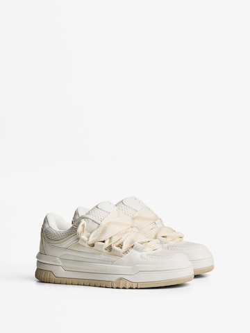 Sneaker low de la Bershka pe alb