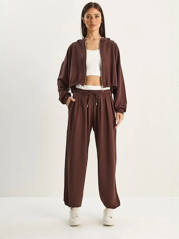 Completo pantalone di Bianco Lucci in marrone: frontale