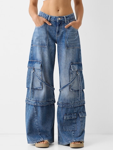 Bershka Wide leg Cargo jeans in Blue: front