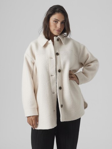Vero Moda Curve Übergangsjacke 'ANNYDORA' in Beige: Vorderseite