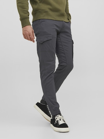 Effilé Pantalon cargo 'JJIPaul JJFlake' JACK & JONES en gris : devant