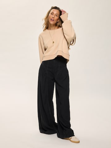 Kamila Šikl Sweatshirt in Beige