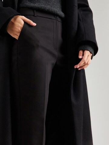 Coupe slim Pantalon à plis Koton en noir