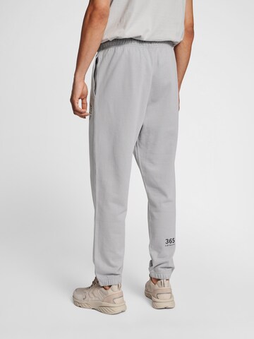 Hummel Tapered Sporthose in Grau