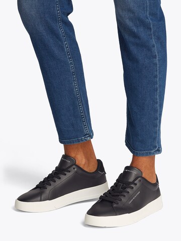 TOMMY HILFIGER Låg sneaker 'Court Ess' i svart