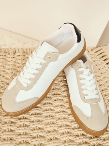 Sneaker low de la Friends Like These pe alb