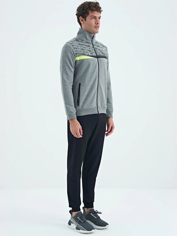 Completo per l'allenamento di Tommy Life in grigio
