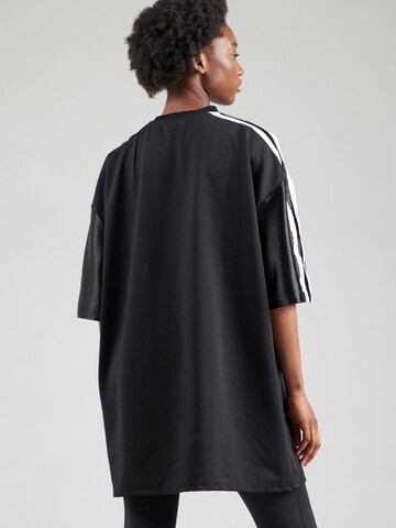 Tricou supradimensional de la Karo Kauer pe negru