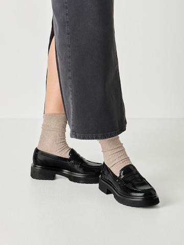 Tamaris Slip-ons in Black: front