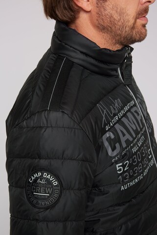 CAMP DAVID Leichte Steppjacke mit Logo Prints und Tapes in Schwarz