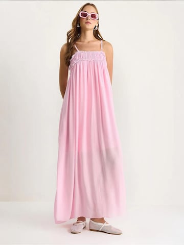 Abito di Bianco Lucci in rosa: frontale