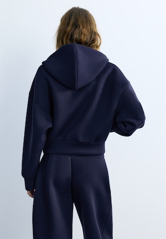Hanorac de la Pull&Bear pe albastru