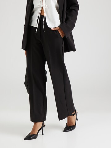 Regular Pantalon à plis 'Evie Classic' SECOND FEMALE en noir