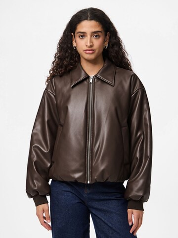 Veste mi-saison PIECES en marron : devant