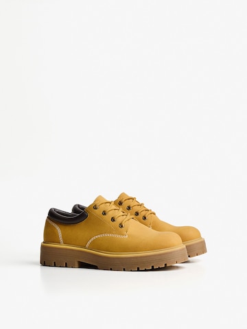 Chaussure à lacets Bershka en marron