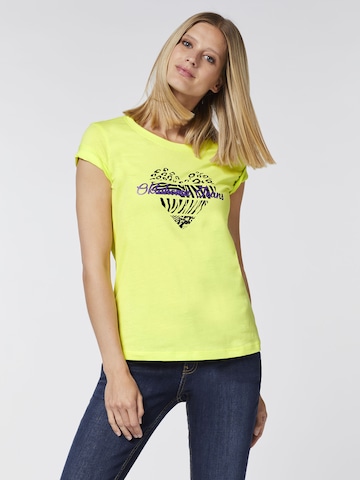 Oklahoma Jeans T-Shirt ' mit Herz-Motiv und Logo-Schriftzug ' in Gelb