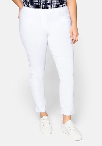 SHEEGO Slimfit Broek in Wit: voorkant