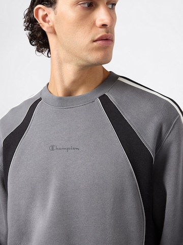 Champion Authentic Athletic Apparel Sweatshirt i grå