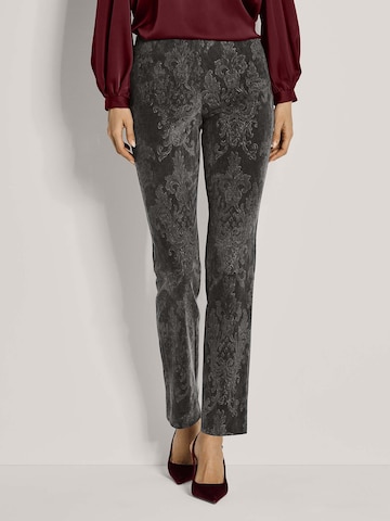 MADELEINE Tapered Broek in Grijs: voorkant