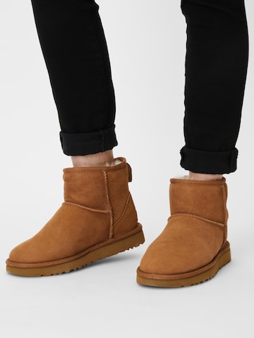 UGG Μπότες για χιόνι 'Classic Mini II' σε καφέ: μπροστά