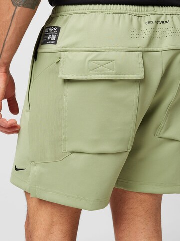 Regular Pantaloni outdoor de la NIKE pe verde