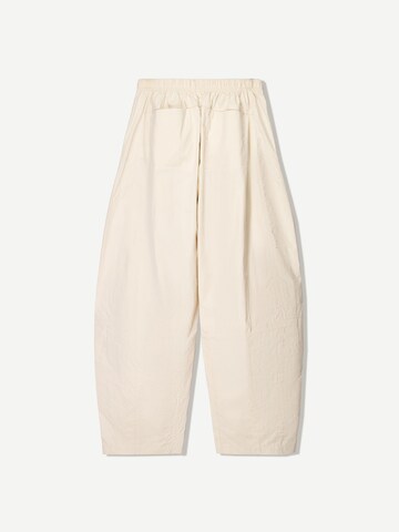 Loosefit Pantaloni con piega frontale di Bershka in beige