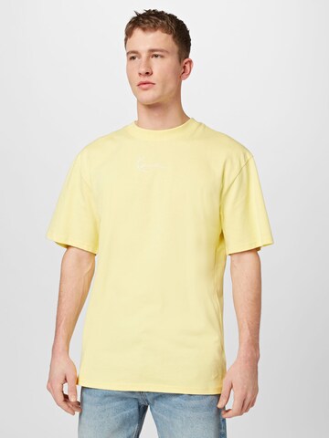 T-Shirt Karl Kani en jaune : devant