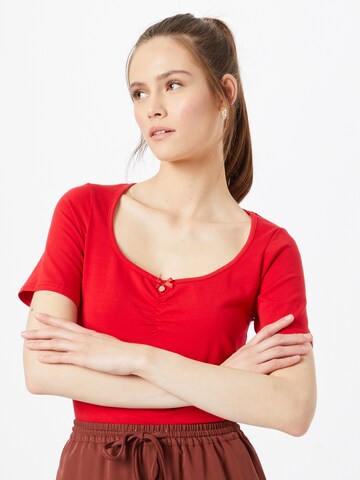 Blutsgeschwister Shirt in Rood: voorkant