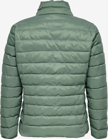 Veste mi-saison 'Tahoe' ONLY Carmakoma en vert