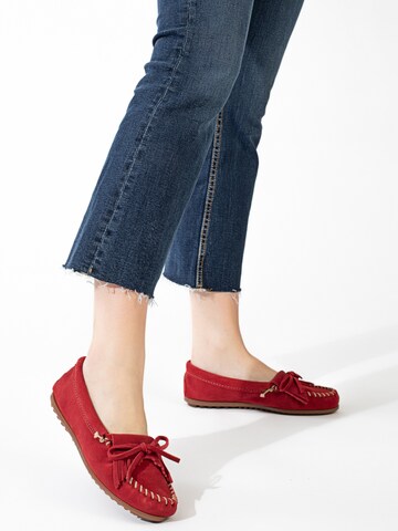 Minnetonka Mocassins 'Kilty' in Rood: voorkant