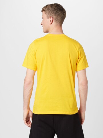 Coupe regular T-Shirt 'Swoosh' Nike Sportswear en jaune