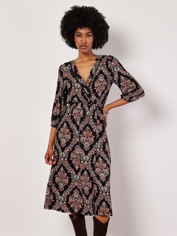Apricot Kleid in Schwarz