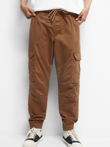 Pull&Bear Tapered Cargo trousers in Brown: front