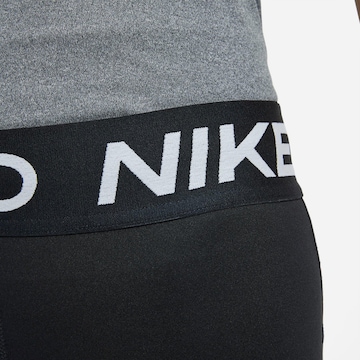 NIKE Skinny Sportshorts in Schwarz